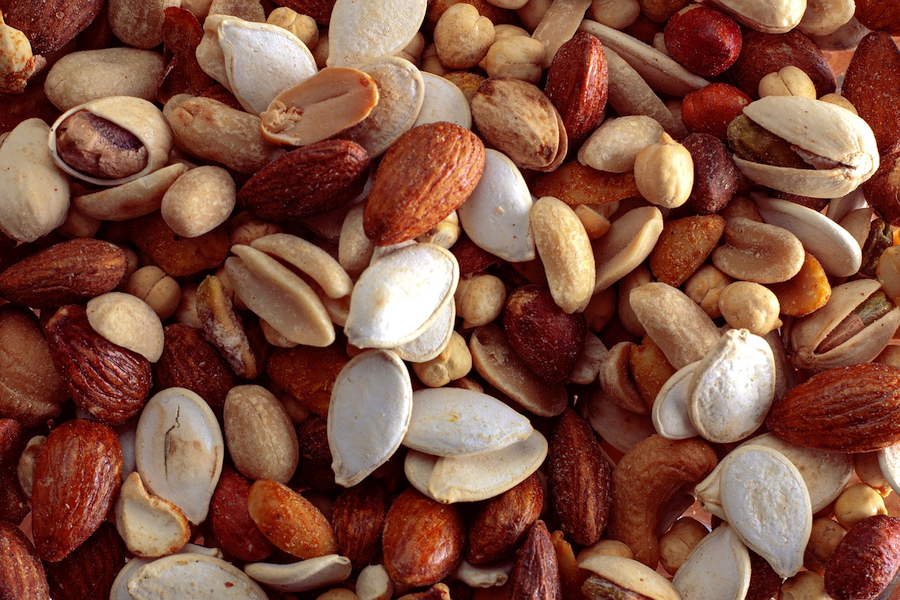 Magnesium-rich mixed nuts